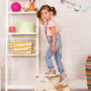 B.Toys Drewniany podest-taboret z antypoślizgiem Peek-a-Boost – wersja KREMOWA